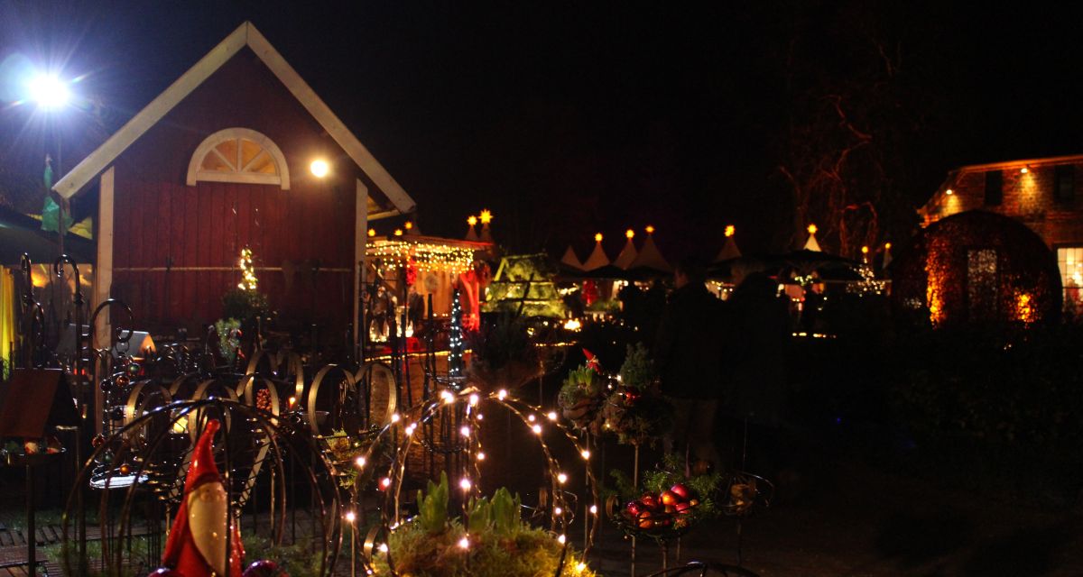 ZU sehen sind Dekorationen von Schloss Gödens zu Weihnachten. 