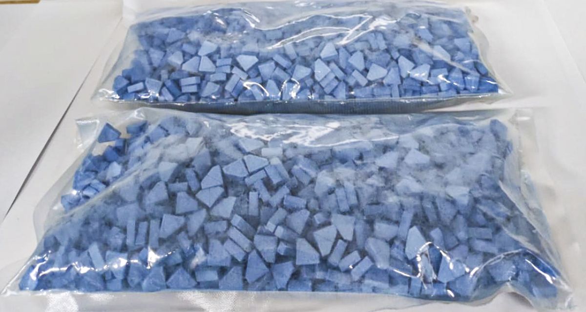 beschlagnahmte Beutel mit blauen Tabletten