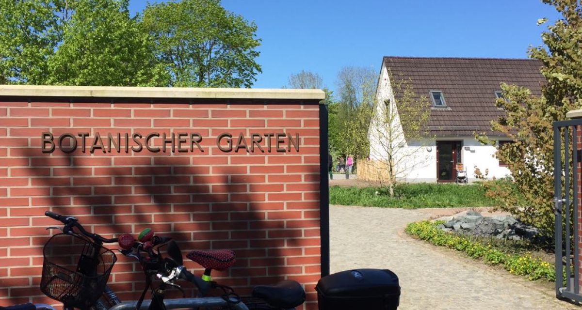 Zu sehen ist der Eingang des botanischen Gartens in Wilhelmshaven. 