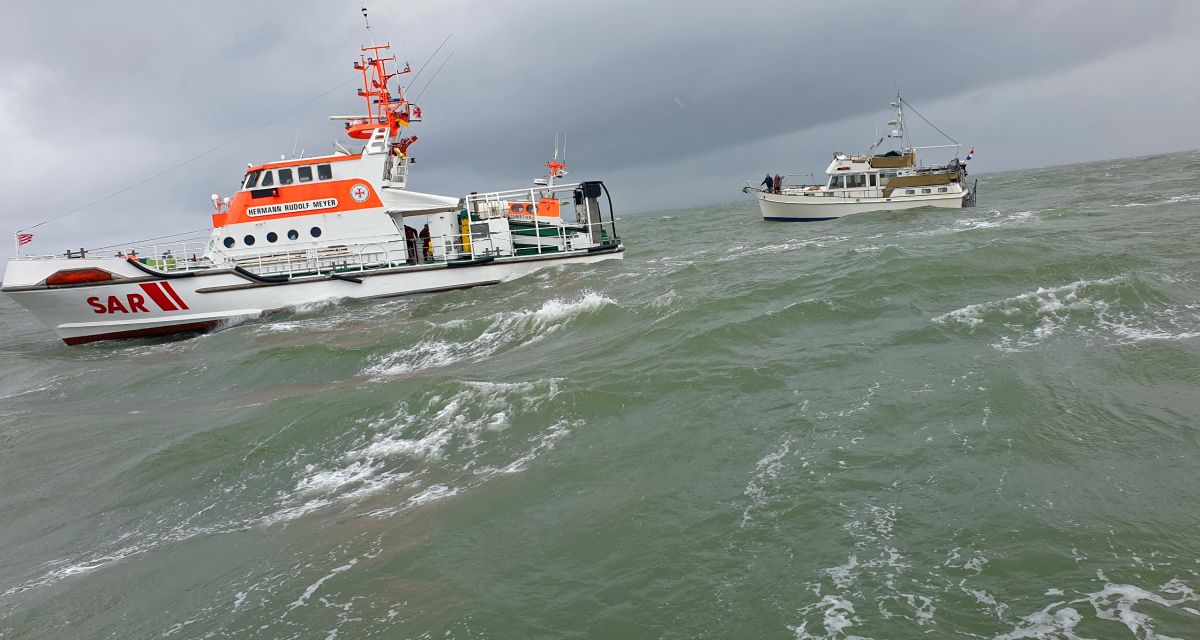 Seenotrettungskreuzer HERMANN RUDOLF MEYER der Deutschen Gesellschaft zur Rettung Schiffbruechiger (DGzRS) im Einsatz für ein havariertes Motorboot im Sturm vor Wangerooge am 26. Mai 2021
