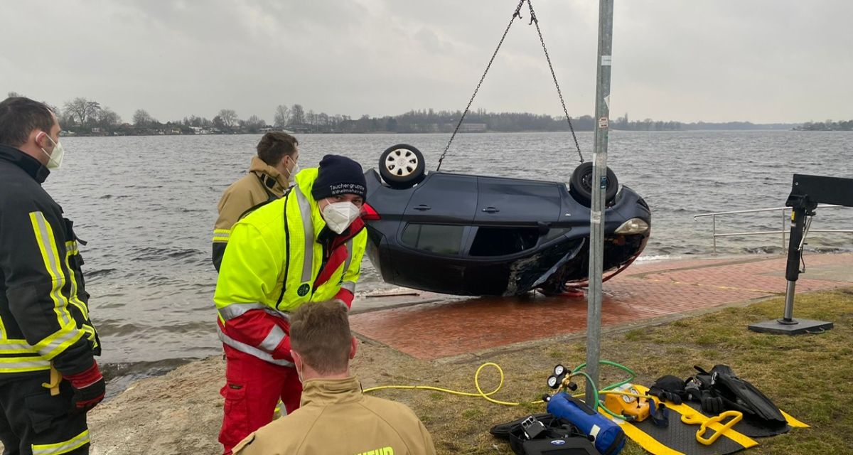 Die Feuerwehr Wilhelmshaven birgt im Rahmen einer Aufräumaktion einen Kleinwagen aus dem Banter See.