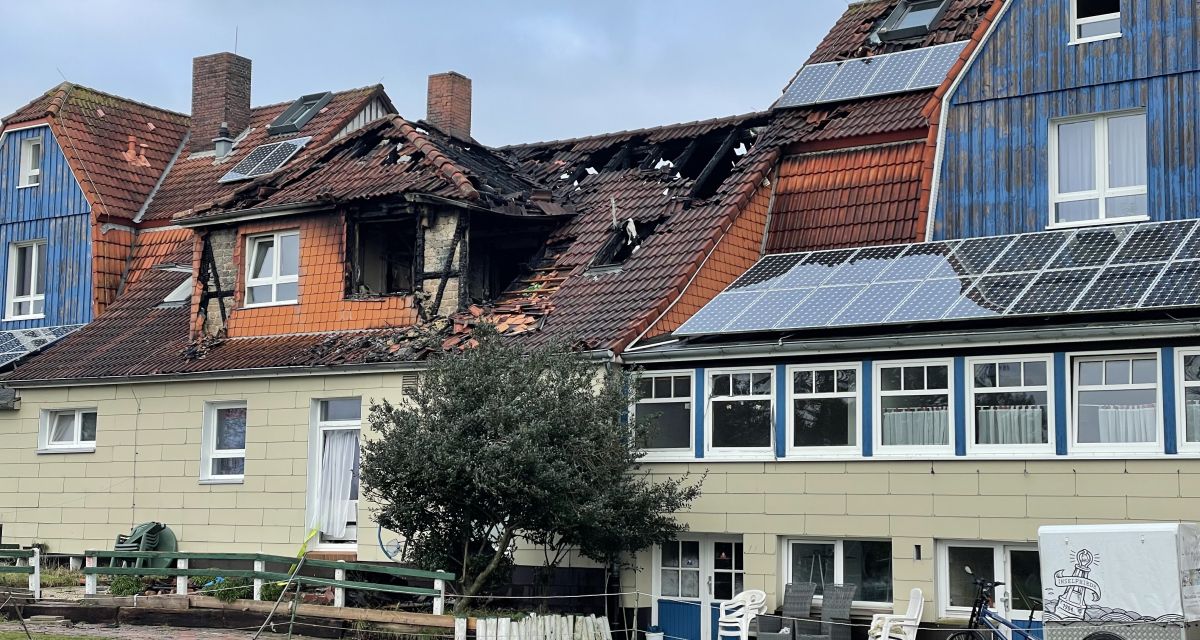 Der ausgebrannte Dachstuhl eines Hotels auf Spiekeroog
