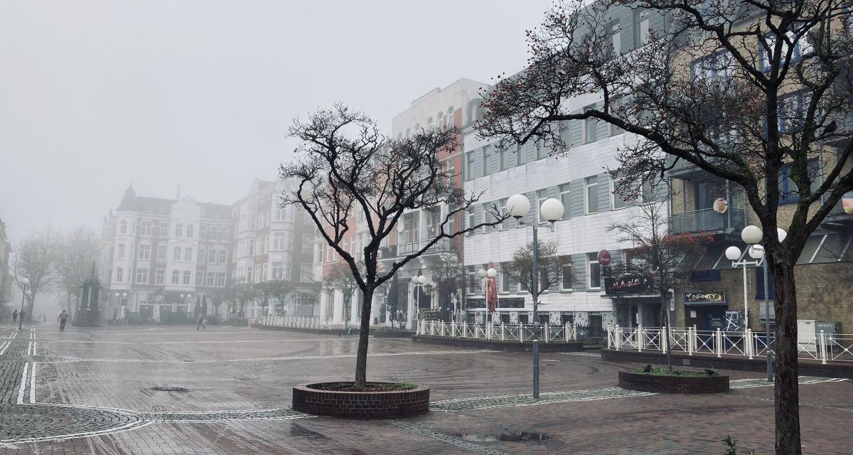 Der Börsenplatz in Wilhelmshaven bei Nebel. Der Platz ist menschenleer. 