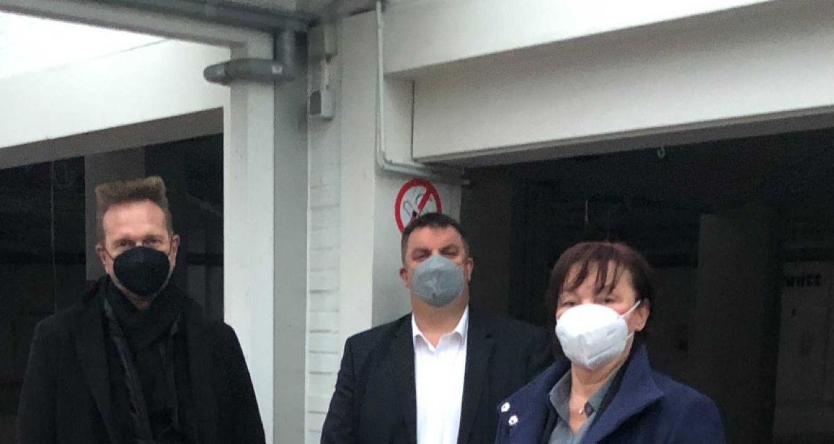 Die Landesbühne Niedersachsen Nord zieht aufgrund von Sanierungsarbeiten am Wilhelmshavener Stadttheater in einen ehemaligen Baumarkt in der Knorrstraße in Wilhelmshaven um. Zu sehen unter anderem Stadtbaurat Niksa Marusic, Landesbühnen-Leiter Olaf Strieb, Oberbürgermeister Carsten Feist.