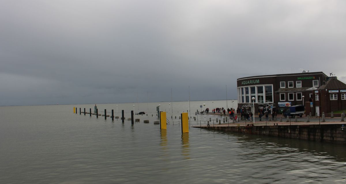 Der alte Vorhafen in Wilhelmshaven ist überflutet. Symbolbild für Sturmflut