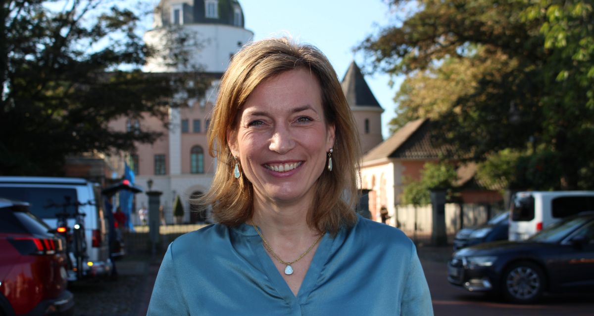 Auf dem Bild ist Bundestagsabgeordnete Siemtje Möller vor dem Schloss in Jever zu sehen. 
