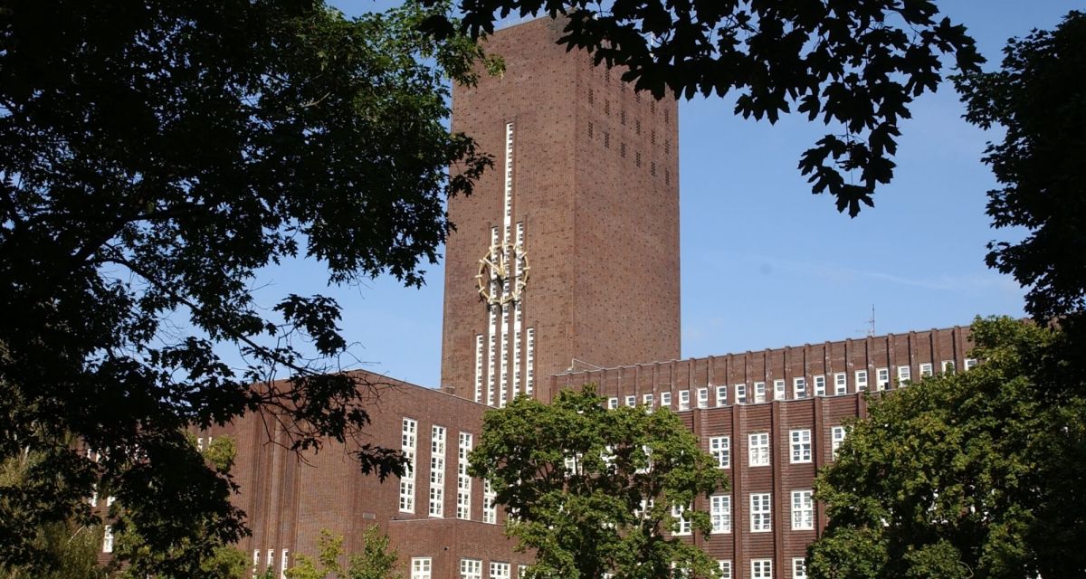 Zu sehen ist das Rathaus der Stadt Wilhelmshaven. 