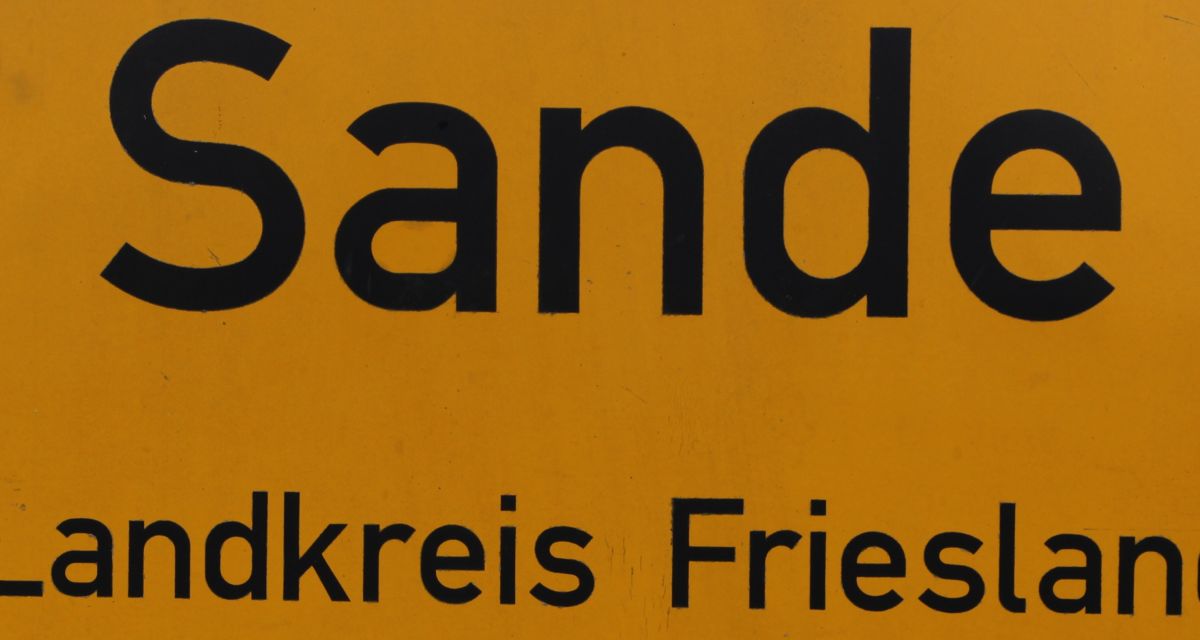 Zu sehen ist das Ortseingangsschild der Gemeinde Sande.
