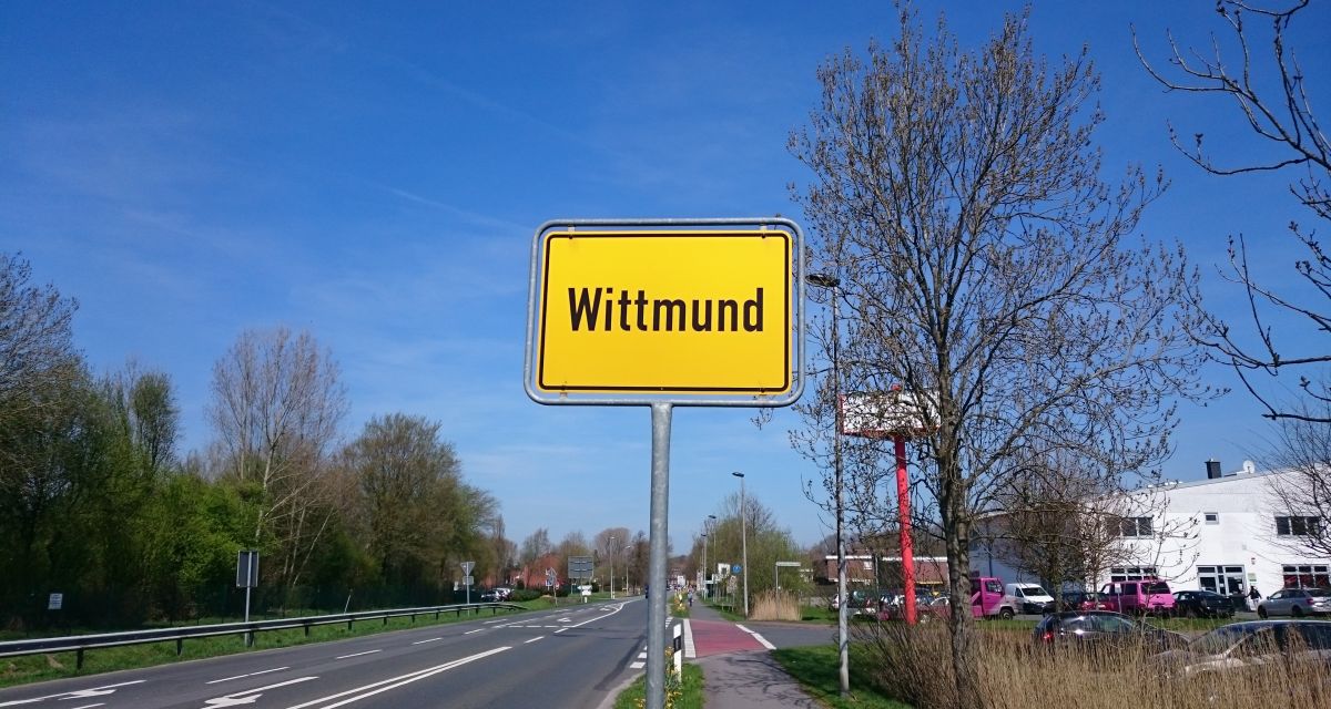 Ein Ortsschild von der Stadt Wittmund.