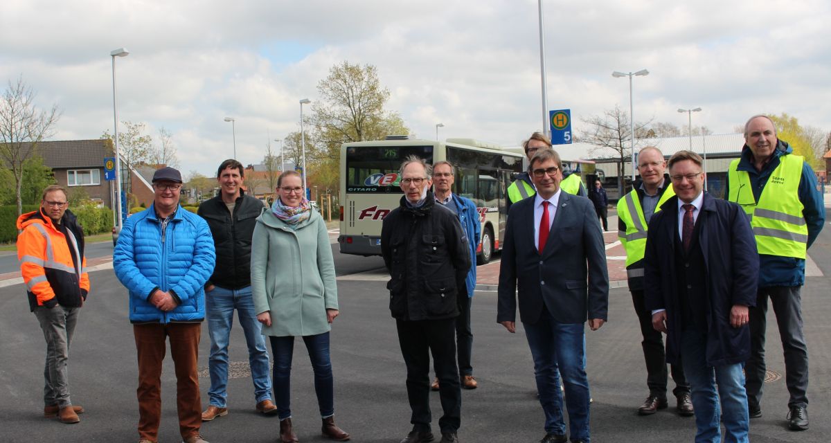 Vertreter*innen vom Landkreis Friesland, der Stadt Jever und den beteiligten Unternehmen stehen am frisch sanierten ZOB Jever