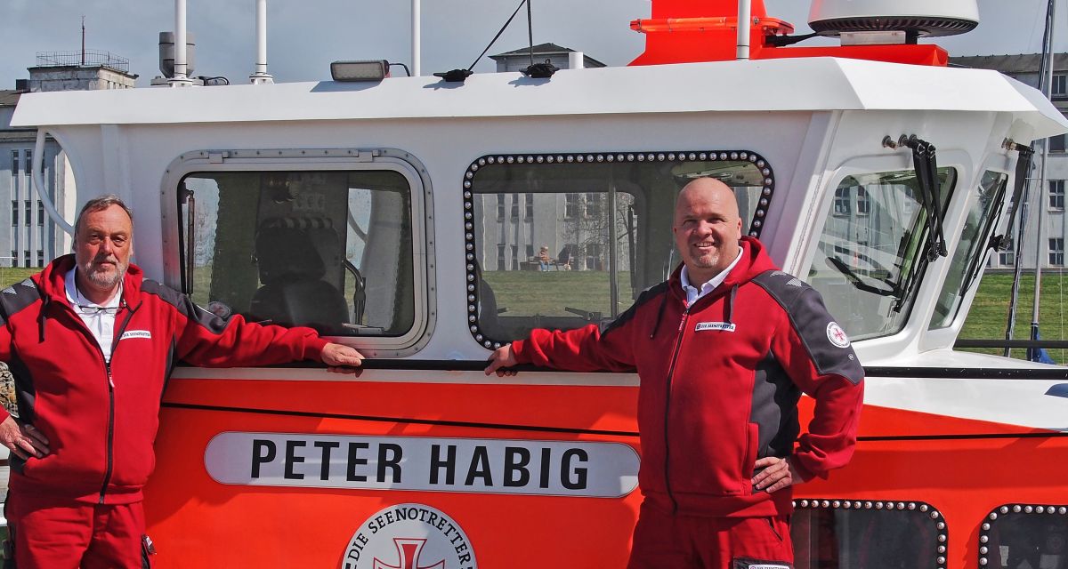 Stephan von Wecheln (r.) ist Nachfolger von Erwin Clausen, der am 30. April 2022 nach zehn Jahren als freiwilliger Vormann der Station Wilhelmshaven sein verantwortungsvolles Amt an ihn abgegeben hat. In Wilhelmshaven ist das Seenotrettungsboot PETER HABIG der Deutschen Gesellschaft zur Rettung Schiffbrüchiger (DGzRS) stationiert. Es gehört zur 9,5-/10,1-Meter-Klasse