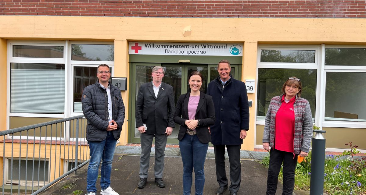 Marco Börgmann (LK Wittmund), Hans-Günther Kirchhoff (DRK Kreisgeschäftsführer), Anne Janssen MdB, Landrat Holger Heymann, Henriette Ehrmann (DRK, Leiterin Willkommenszentrum)