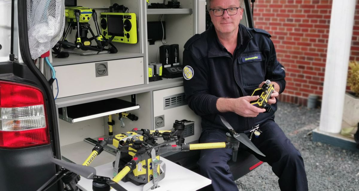 Jörg Schlüter vom Tiernotruf in seinem Drohnenwagen