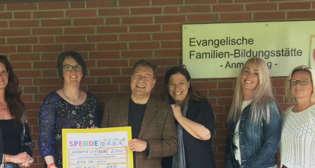 Geesche-Catharina Reents, Heike Liebau, Axel Rodenberg Petra Rodenberg, Jasmin Schulze und Tanja Schmill (von links) bei der Übergabe des symbolischen Schecks.