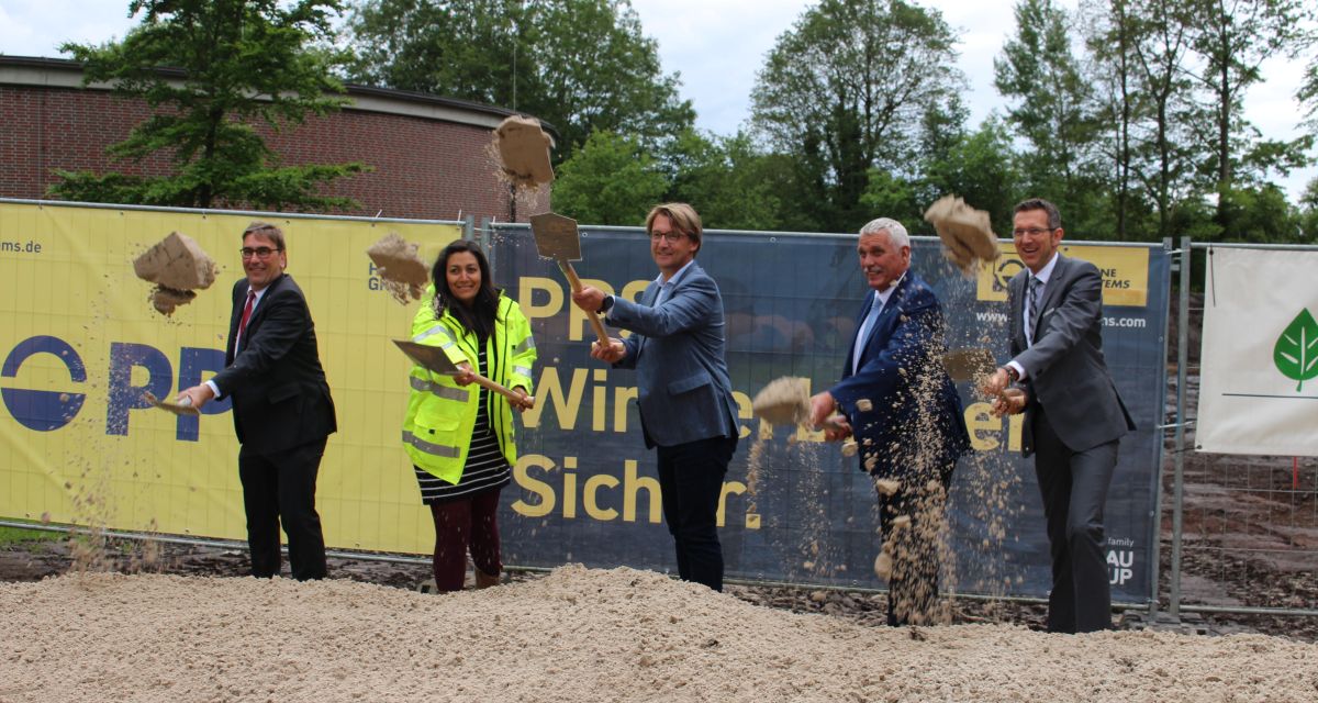 Spatenstich am Wasserwerk Sandelermöns zum Anfang des Baus einer 40 km langen Wassertransportleitung. Von links nach rechts: Landrat Ambrosy, OOWV-Projektleiterin Jasmin Hübner, OOWV-Geschäftsführer Karsten Specht, stv. Landrat Hans-Hermann-Lohfeld und Matthias Wenholt der künftige 1. Kreisrat für Wesermarsch