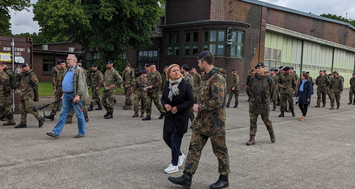 Die Wehrbeauftragte des Deutschen Bundestags, Eva Högl, besucht im Juni 2022 das Objektschutzregiment der Luftwaffe 