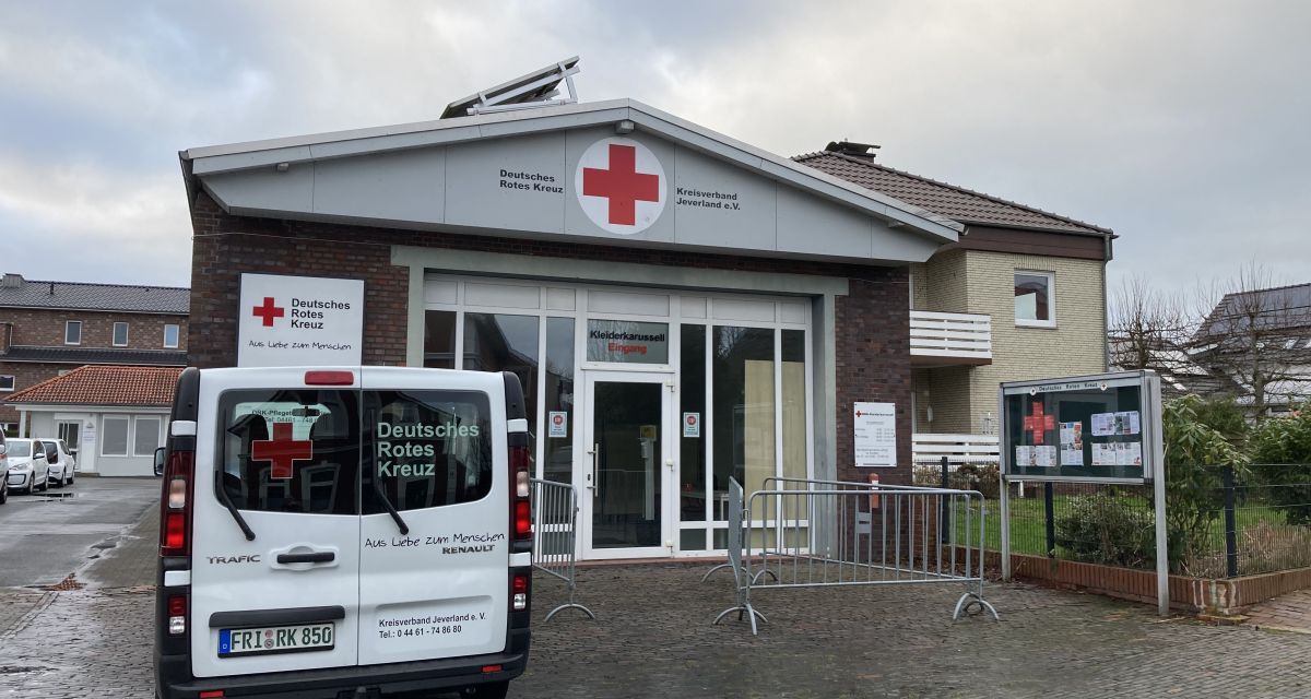 Auf dem Bild ist ein Sitz des Deutschen Roten Kreuz in Jever zu sehen. Vor dem Häuschen steht auch ein Wagen des DRK. 