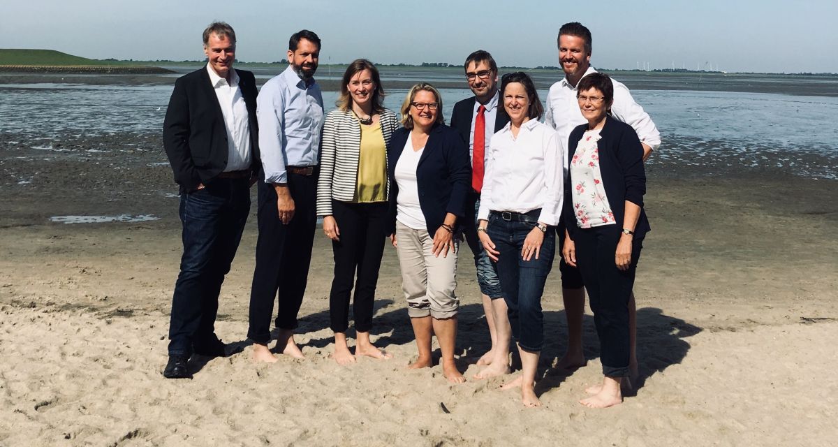 Auf dem Bild ist der Sticker und die Informationskarte zur 