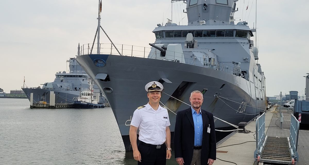 Holen das BiZ an Bord – Stephan Küttler, Leiter des Karrierecenters der Bundeswehr in
Wilhelmshaven und Berufsberater Jens Homberg.