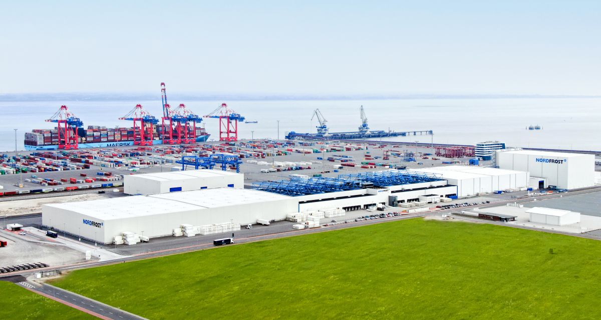 Auf dem Bild ist das Terminal der Firma Nordfrost im Seehafen Wilhelmshaven zu sehen. Aufgenommen wurde das Bild aus der Luft.