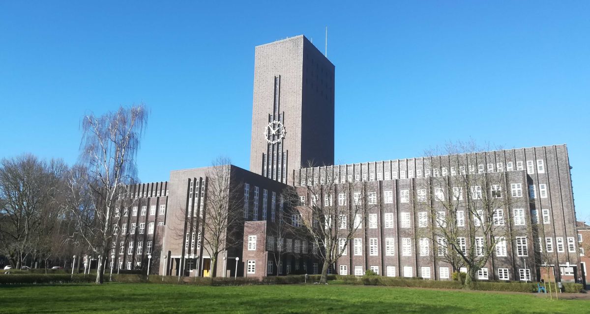 Das Wilhelmshavener Rathaus bei einem sonnigen Herbsttag.
