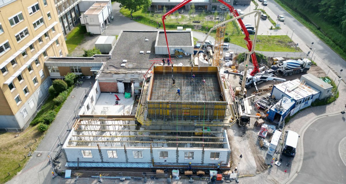 Das Drohnenfoto zeigt die Arbeiten zur Betonage der Decke.