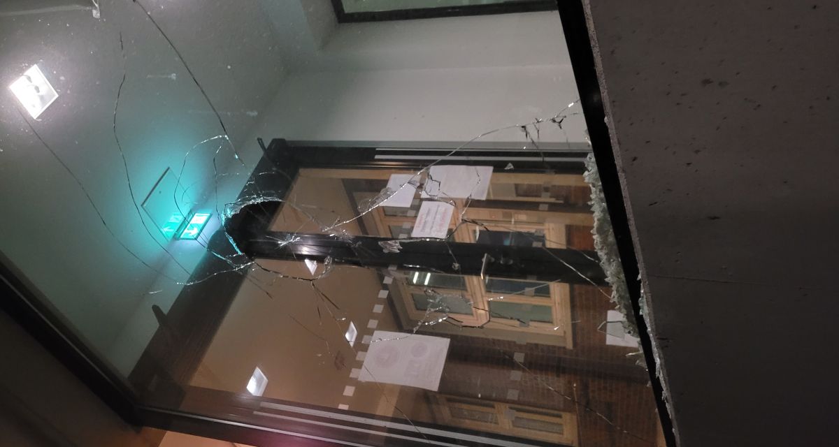 Zerstörte Scheibe des Eingangsbereiches vom Polizeidienstgebäude