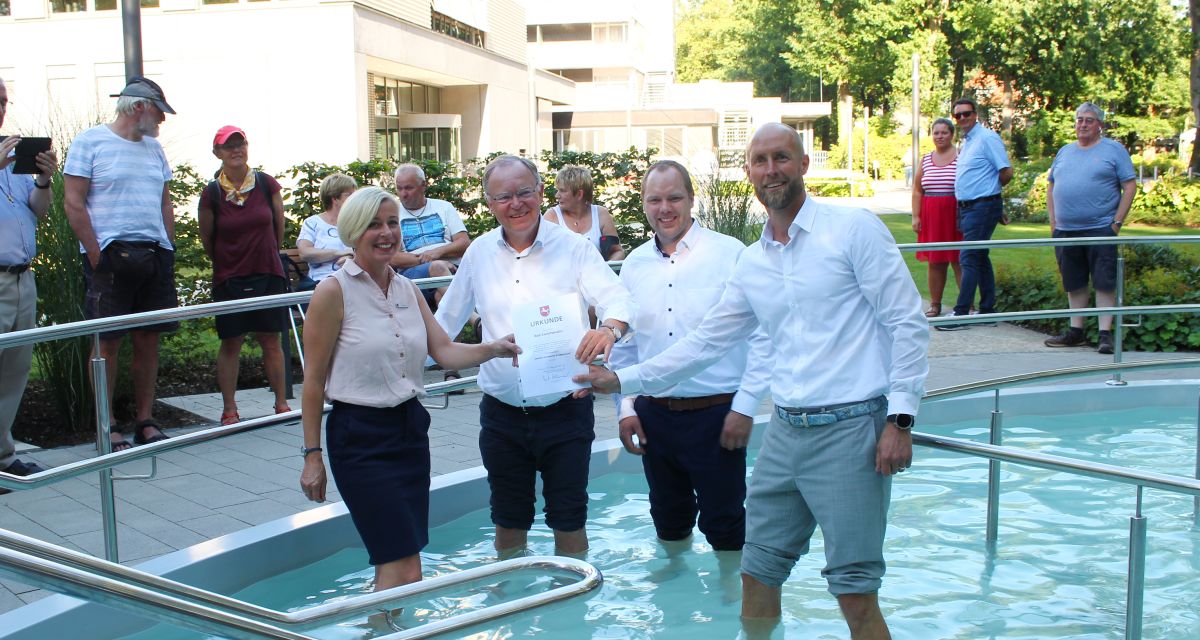 Landrätin Karin Harms, Ministerpräsident des Landes Niedersachsen, Stephan Weil, Björn Meyer, SPD, und Geschäftsführer und Kurdirektor Dr. Norbert Hemken mit der Urkunde, nach der sich Bad Zwischenahn zukünftig Kneippkurort titeln darf