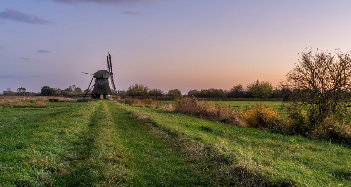 Die Wasserschopfmühle bei Neustadtgödens bei Sonnenuntergang. 