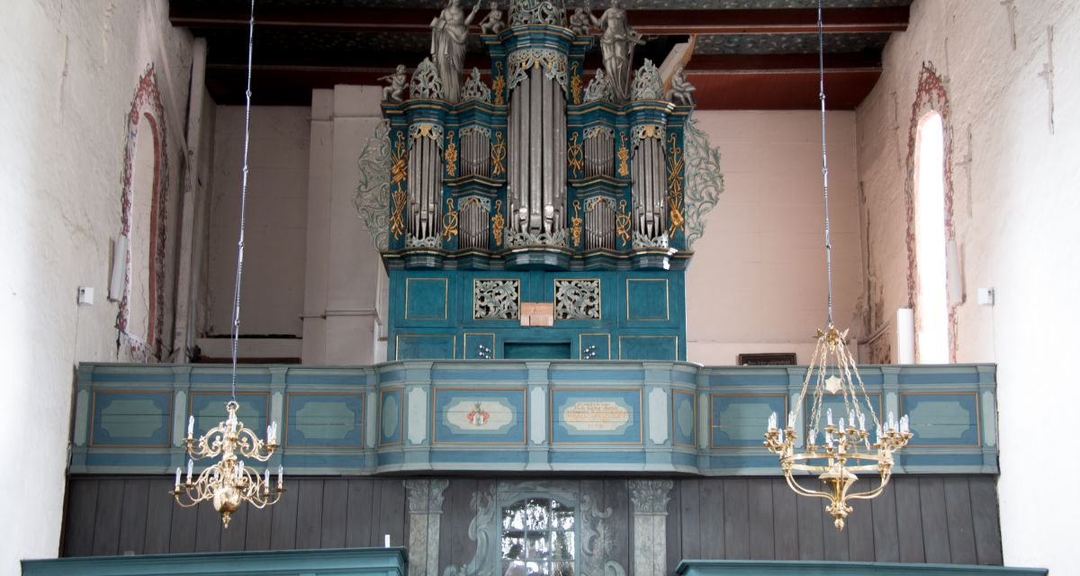 Zu sehen sind die Orgelpfeifen der Sillensteder Orgel auf der Empore.