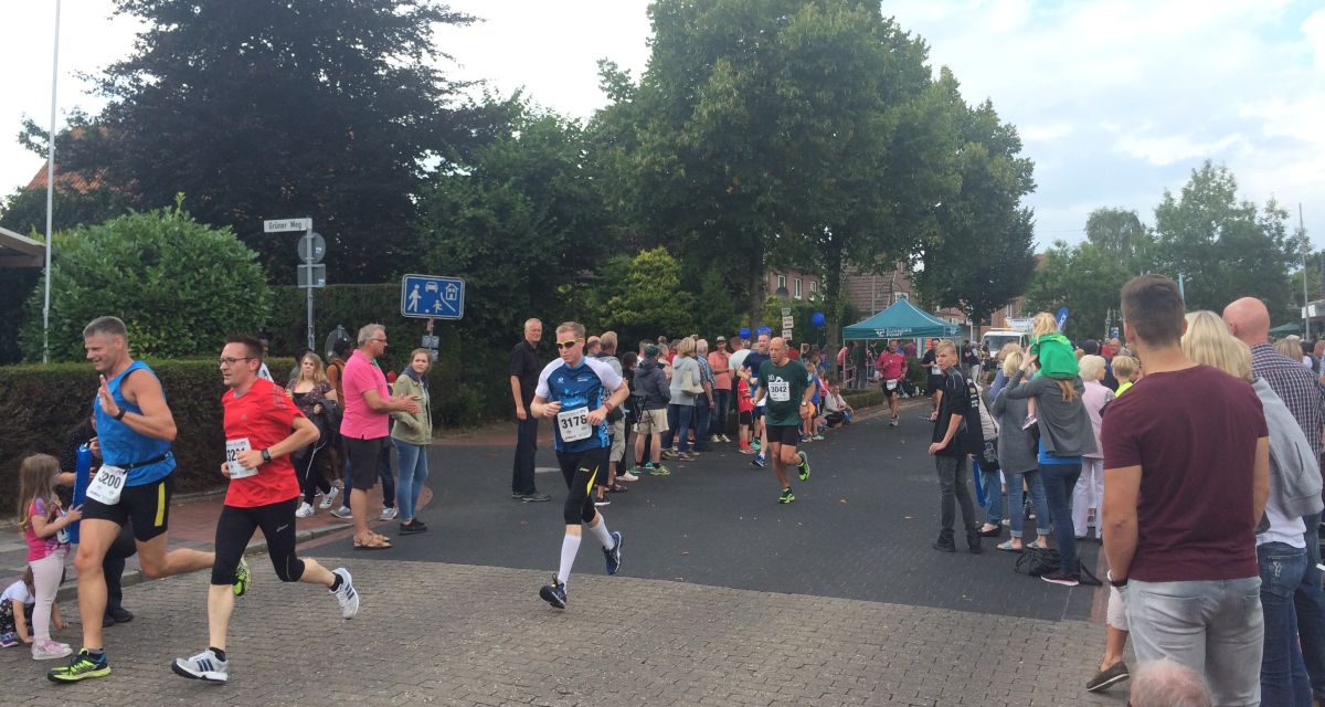 Zu sehen sind mehrere Läufer auf einer Straße