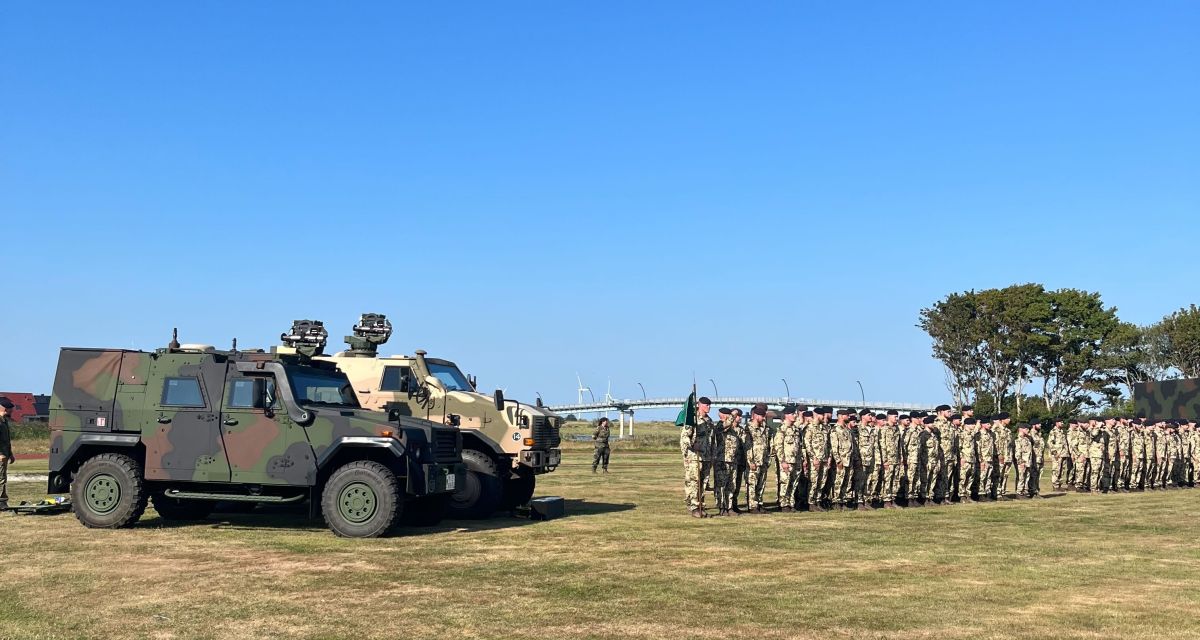 Im Rahmen der Kontingentverabschiedung Objektschutzregiment Luftwaffe Upjever stehen viele Einsatzkräfte auf einer Wiese