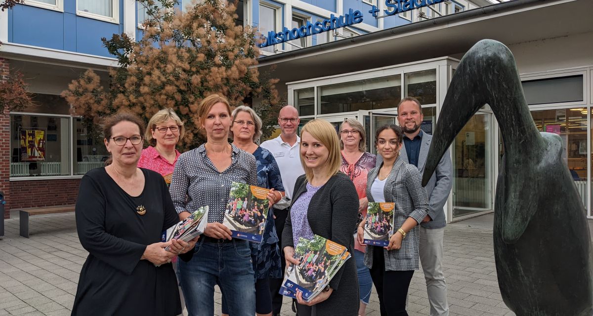 Die Organisator*innen der VHS Wilhelmshaven Wilhelmshaven halten das Programm 