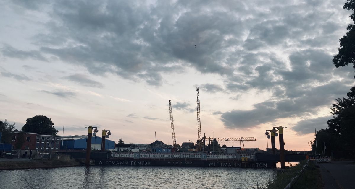 Die Pontonbrücke über den Ems-Jade-Kanal in der Dämmerung