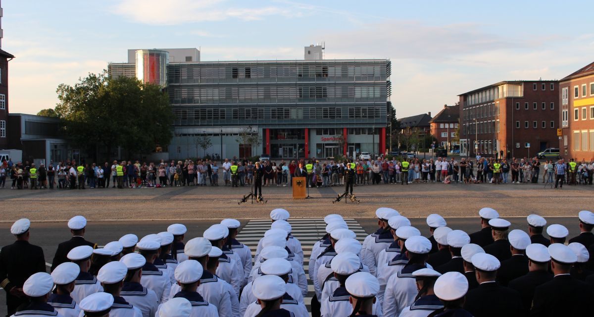 Erster Einsatzrückkehrerappell auf Rathausplatz Wilhelmshaven
