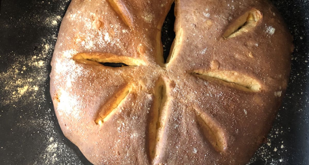 Ein Backstück mit Verzierungen liegt auf einem Backblech