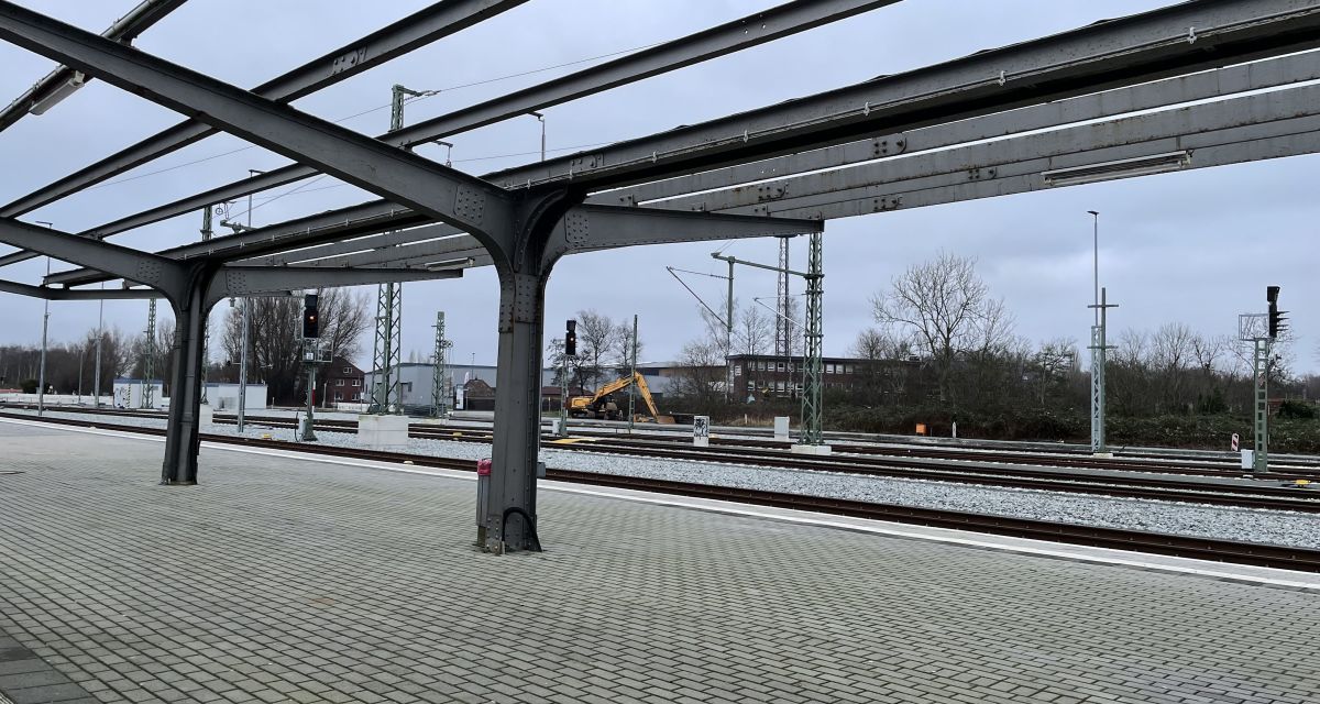 Der Sander Bahnhof an einem tristen Tag. Auf den Gleisen stehen keine Züge. Es ist menschenleer. 