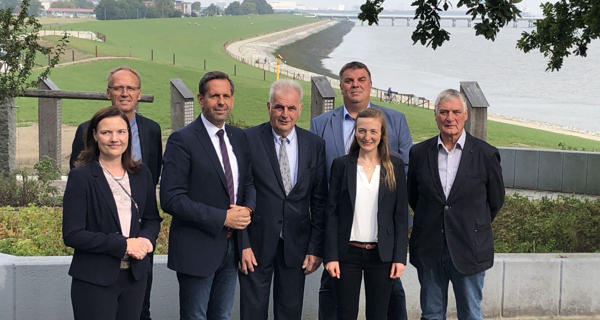 Einweihung Heppenser Seedeich. V.l.: Anne Janssen MdB, Gerd Bartels (Wasser- und Bodenverbände), Olaf Lies, Eilt-Onno Garlichs (III. Oldenburg. Deichband), OB Carsten Feist, Rena Lührsen (NLWKN), Hans-Heinrich Schrievers (ehem. III. Oldenburg. Deichband)