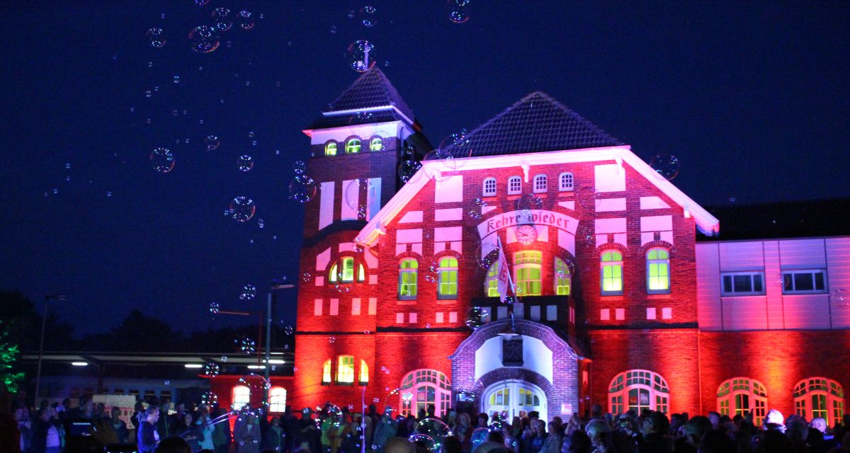 Der Wangerooger Bahnhof ist im Rahmen der Lichtwoche bunt angestrahlt