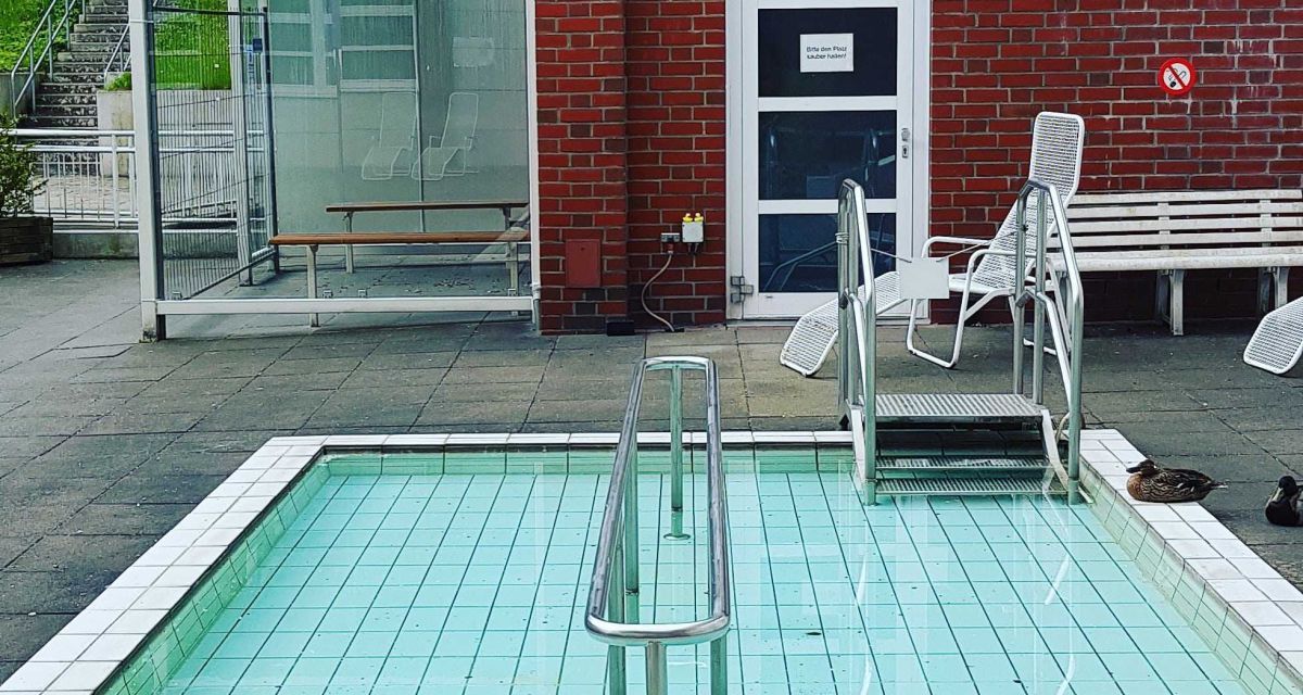 Ein Reha-Wasserbecken bevor der Reha-Betrieb losgeht an einem grauen Morgen