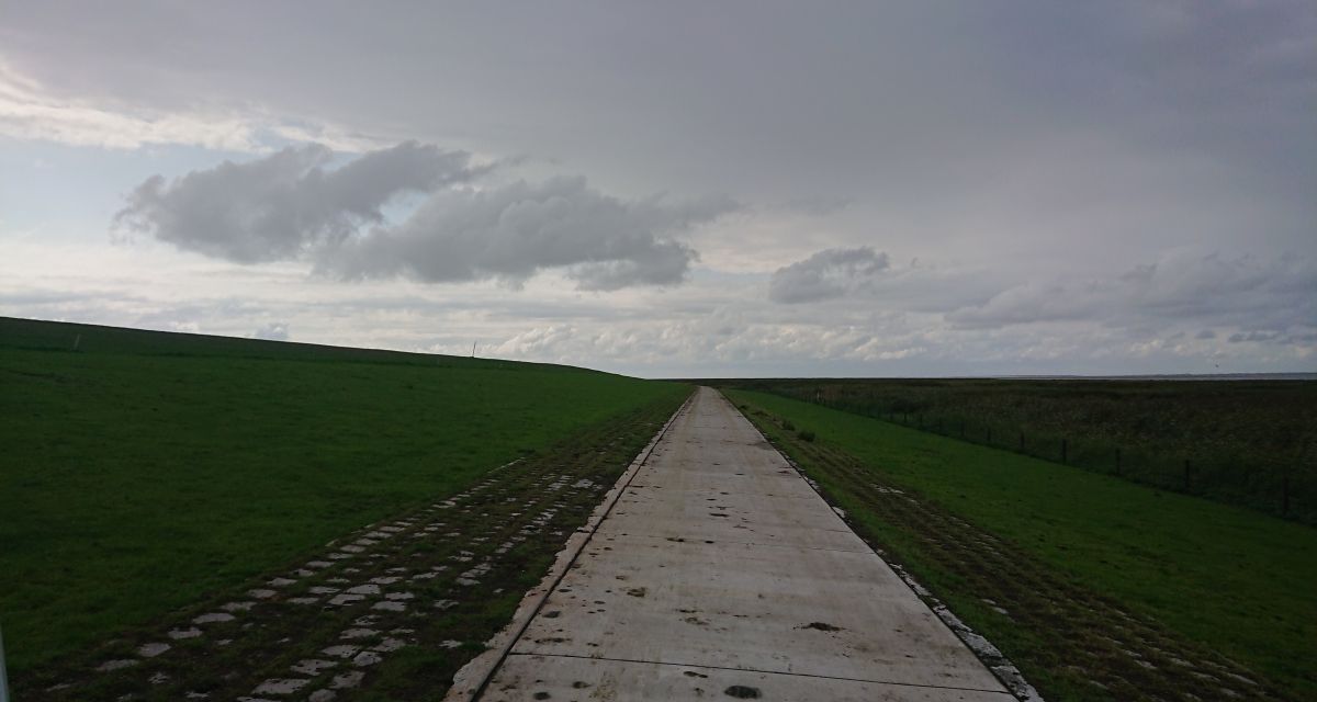 Betonstraße am Deich