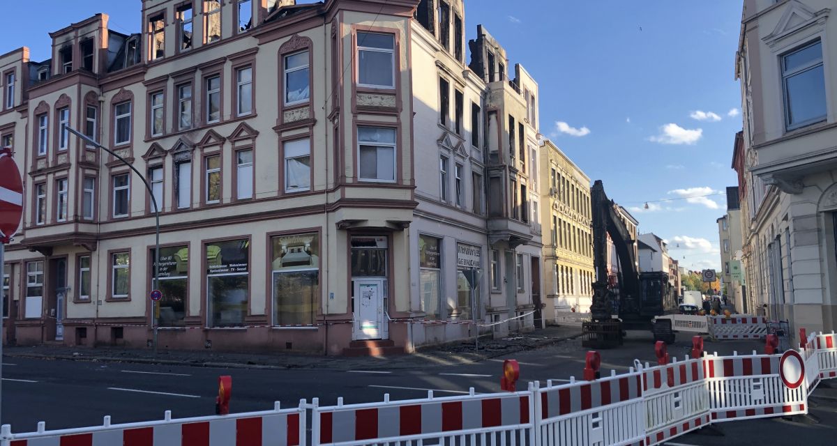 Zu sehen ist die abgesperrte Brandruine des Großbrandes in der Peterstraße.