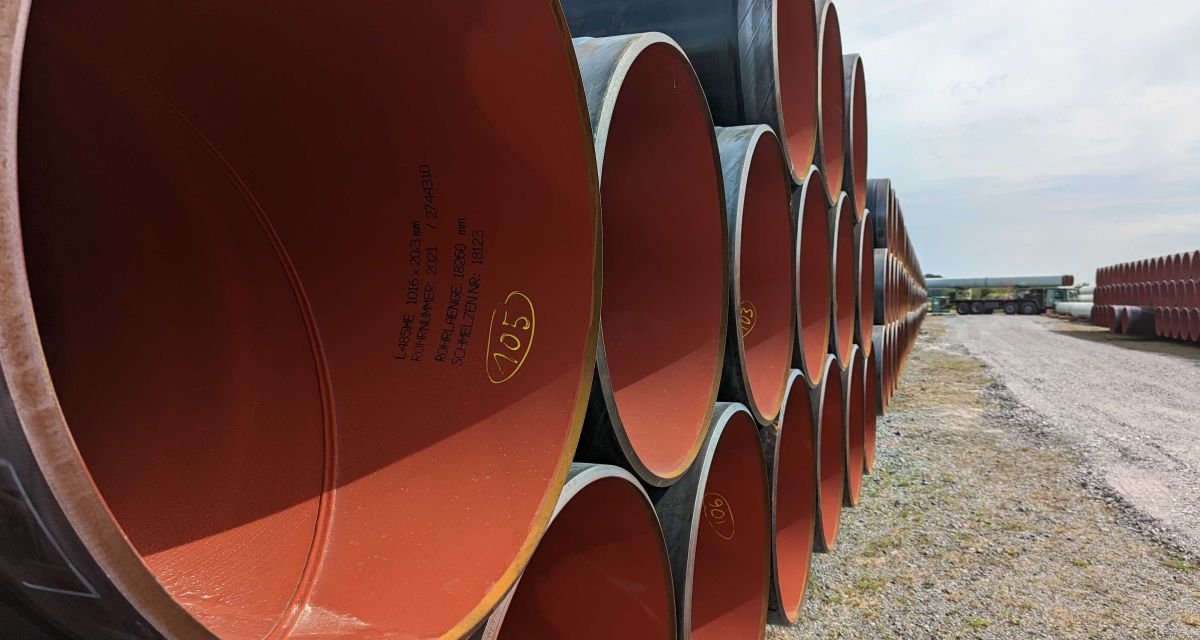 Zu sehen sind Rohrleitungen für den Bau einer Pipeline von Wilhelmshaven nach Etzel.