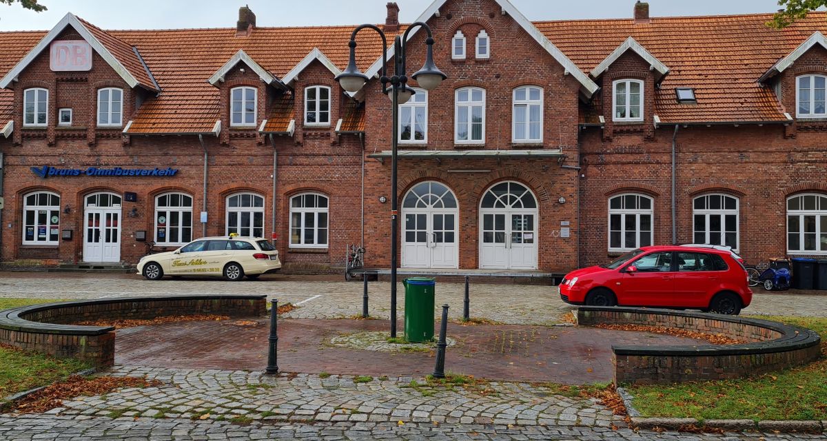 Zu sehen ist der Bahnhofsvorplatz in Jever.