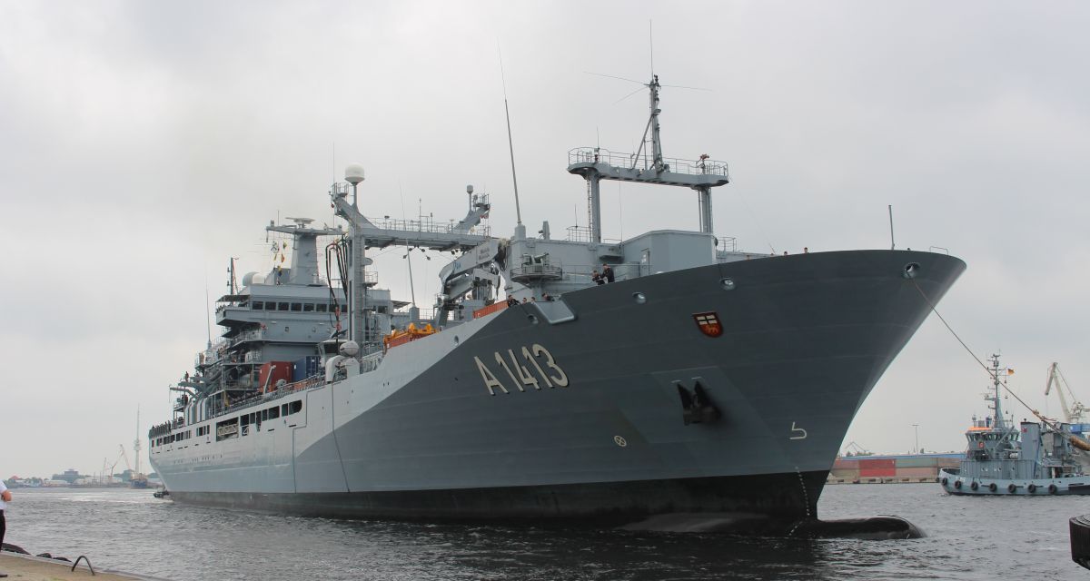 Ein graues Schiff der Marine legt an