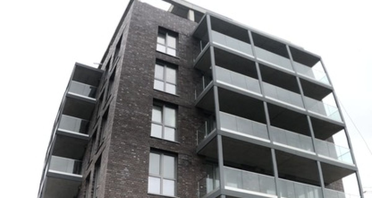 Zu sehen ist ein Neubau auf der Wiesbadenbrücke in Wilhelmshaven, anlässlich des Richtfests der Wohungsbaugenossenschaft