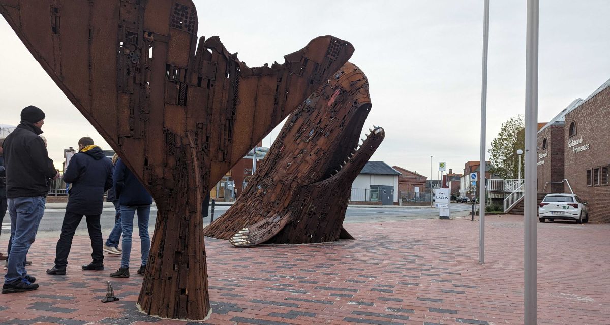 Zu sehen ist die Walskulptur vor dem Wattenmeer Besucherzentrum in Wilhelmshaven.