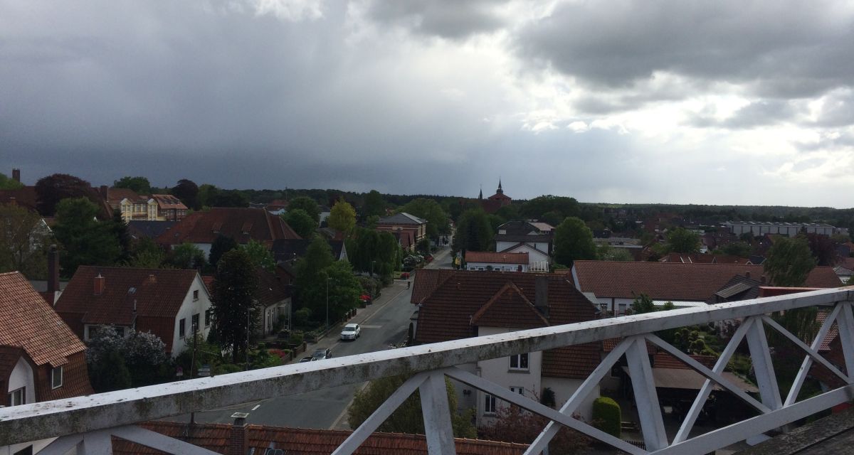 Man blickt von der Vareler Mühle auf die Stadt.