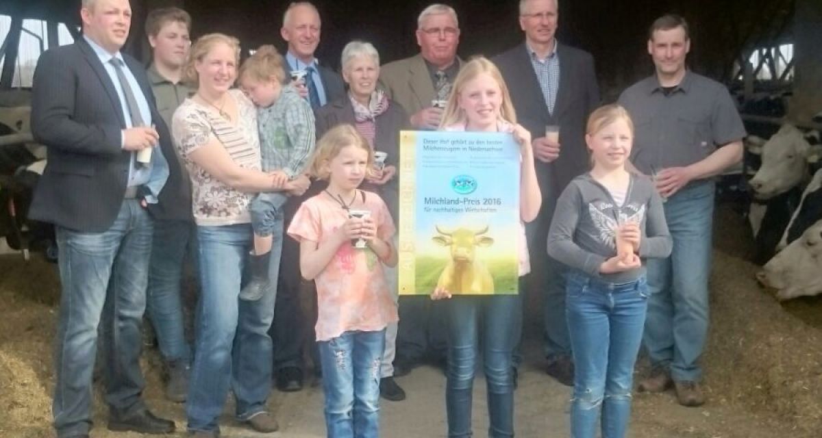 Die neuen Sensoren zum digitalen Gästemanagement an der Nordsee werden vorgestellt. Menschen stehen um eine große Säule mit Sensoren am Deich herum