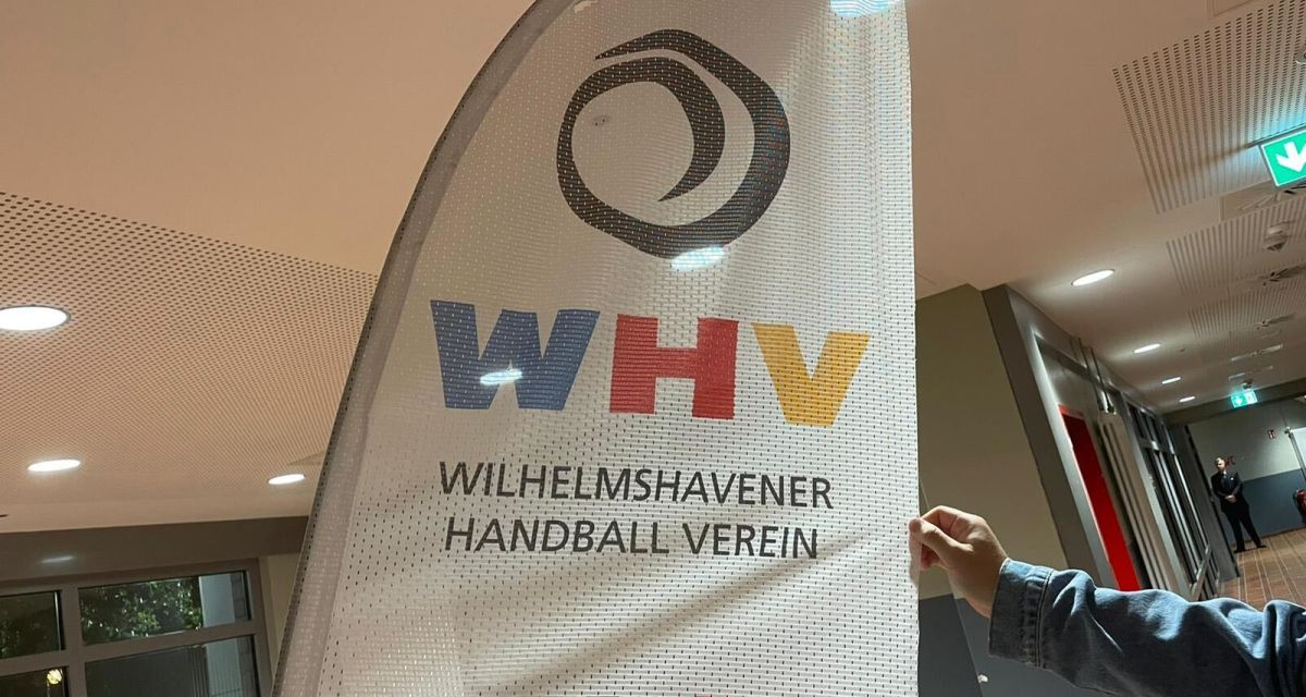 Eine Beachflag des Wilhelmshavener Handball Vereins WHV in den Innnenräumen der Arena
